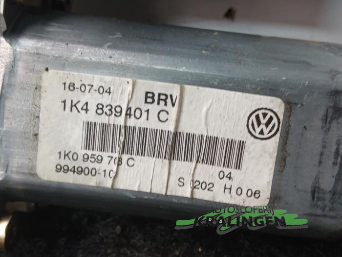 Silnik szyby drzwiowej z Volkswagen Golf V (1K1) 1.4 FSI 16V 2004