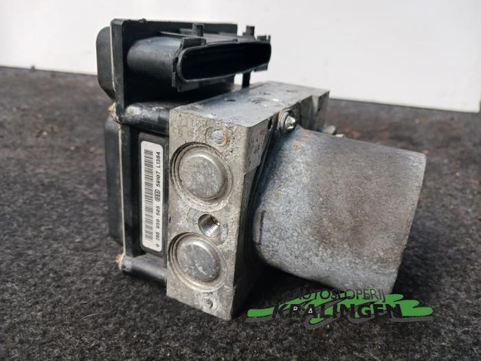 Bloc ABS d'un Mercedes-Benz A (W169) 1.5 A-150 5-Drs. 2005
