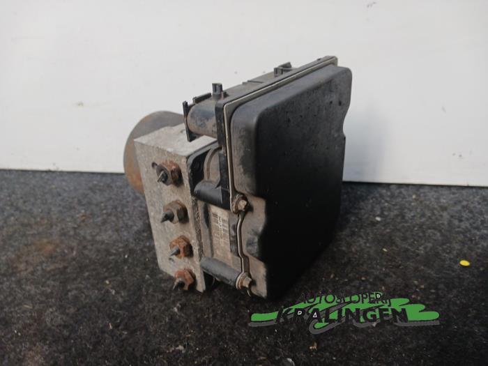 Bloc ABS d'un Mercedes-Benz A (W169) 1.5 A-150 5-Drs. 2005