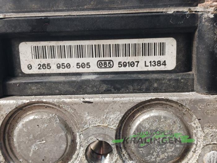 Bloc ABS d'un Mercedes-Benz A (W169) 1.5 A-150 5-Drs. 2005