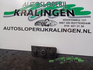 Usados Panel de control de calefacción Opel Astra H (L48) 1.6 16V Twinport Precio € 25,00 Norma de margen ofrecido por Autosloperij Kralingen B.V.