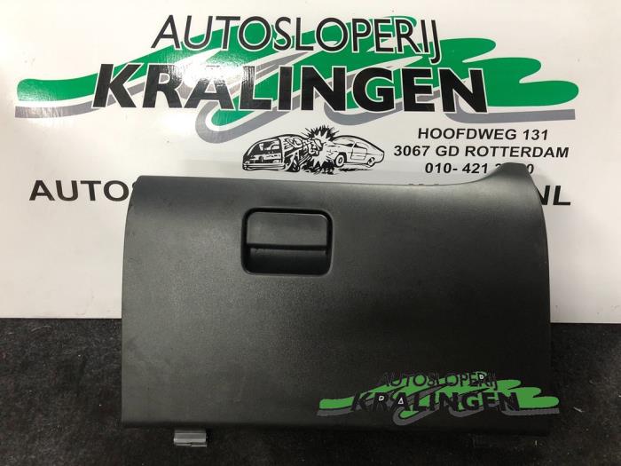 Begagnade Handskfack Mitsubishi Space Star (A0) 1.2 12V Pris € 50,00 Marginaltabell erbjuds av Autosloperij Kralingen B.V.