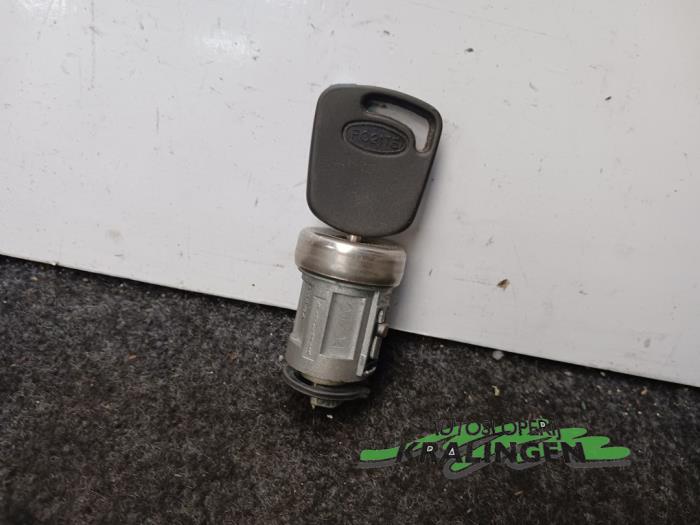 Ignition lock + key from a Ford Focus 1 1.8 TDdi 2004