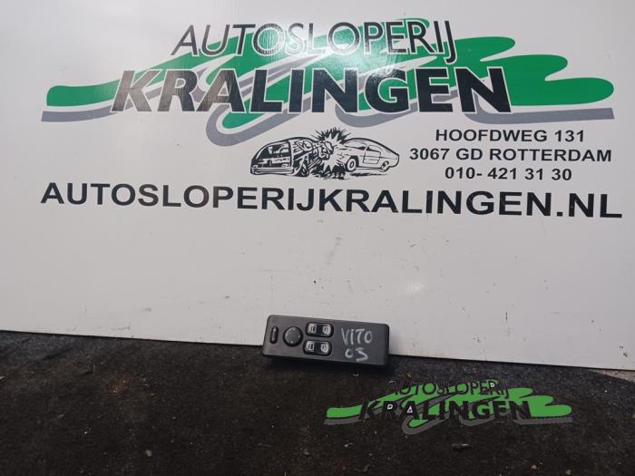 Usados Interruptor de ventanilla eléctrica Mercedes Vito (638.1/2) 2.2 CDI 108 16V Precio € 25,00 Norma de margen ofrecido por Autosloperij Kralingen B.V.