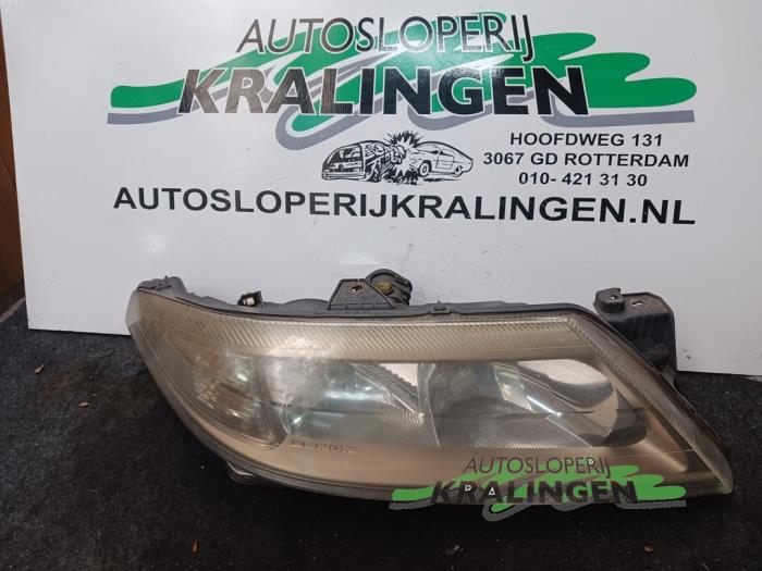 Używane Reflektor prawy Renault Laguna II Grandtour (KG) 1.8 16V Cena € 49,99 Procedura marży oferowane przez Autosloperij Kralingen B.V.