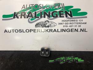 Usagé Interrupteur de lève vitre Peugeot 1007 (KM) 1.6 GTI,Gentry 16V Prix € 20,00 Règlement à la marge proposé par Autosloperij Kralingen B.V.