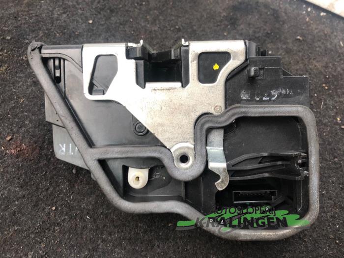 Rear door mechanism 4-door, right from a BMW 5 serie Touring (E61) 525i 24V 2004