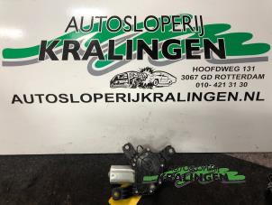 Gebrauchte Scheibenwischermotor hinten Opel Corsa D 1.4 16V Twinport Preis auf Anfrage angeboten von Autosloperij Kralingen B.V.