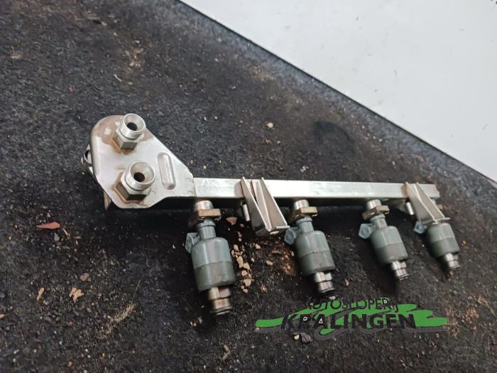Injector (petrol injection) from a Opel Astra G (F08/48) 1.6 16V 1999