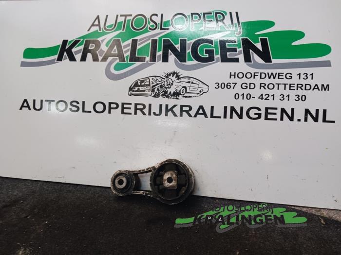 Usagé Support moteur Opel Vivaro 1.9 DI Prix € 24,99 Règlement à la marge proposé par Autosloperij Kralingen B.V.