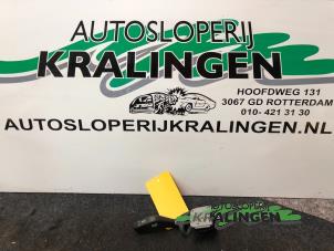 Gebrauchte Richtungsanzeiger Schalter Opel Agila (A) 1.2 16V Twin Port Preis € 20,00 Margenregelung angeboten von Autosloperij Kralingen B.V.