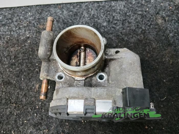 Spjällhus från en Opel Astra H GTC (L08) 1.4 16V Twinport 2005