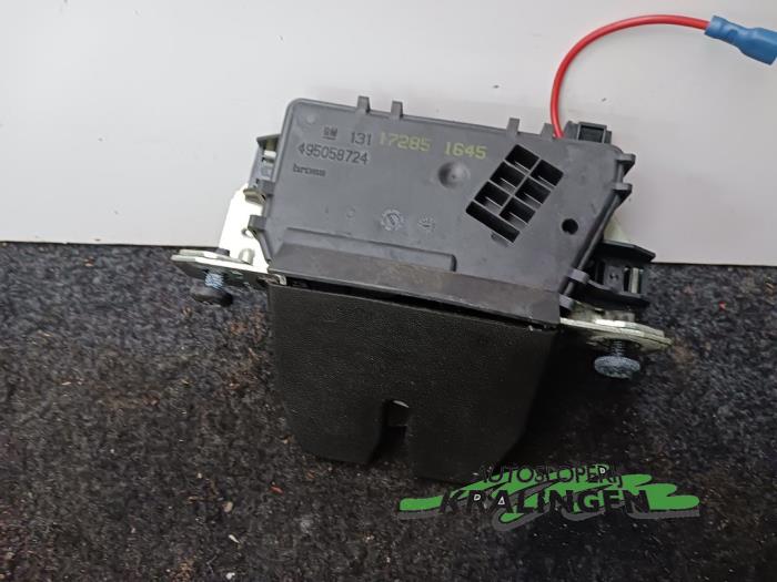 Tailgate lock mechanism from a Opel Astra H GTC (L08) 1.4 16V Twinport 2005