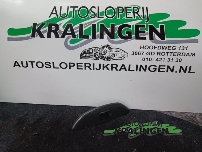Usados Interruptor de ventanilla eléctrica Toyota Yaris (P1) 1.3 16V VVT-i Precio € 14,99 Norma de margen ofrecido por Autosloperij Kralingen B.V.