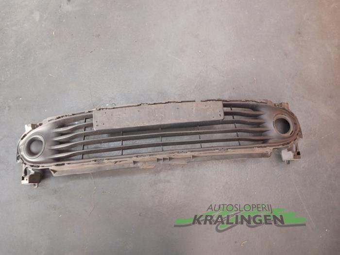 Begagnade Grill Renault Clio IV Estate/Grandtour (7R) 1.5 Energy dCi 90 FAP Pris € 50,00 Marginaltabell erbjuds av Autosloperij Kralingen B.V.