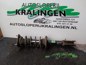 Używane Amortyzator wstrzasów lewy przód Mitsubishi Colt (Z2/Z3) 1.5 16V Cena € 50,00 Procedura marży oferowane przez Autosloperij Kralingen B.V.