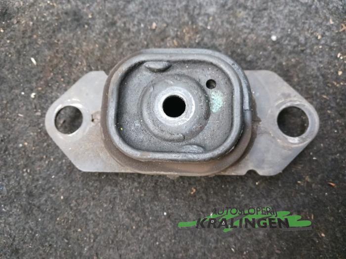 Engine mount from a Renault Clio III (BR/CR) 1.2 16V 75 2006