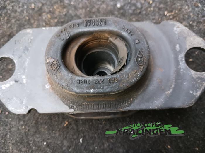 Engine mount from a Renault Clio III (BR/CR) 1.2 16V 75 2006
