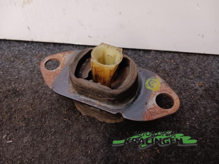 Engine mount from a Renault Clio IV Estate/Grandtour (7R) 1.5 Energy dCi 90 FAP 2015
