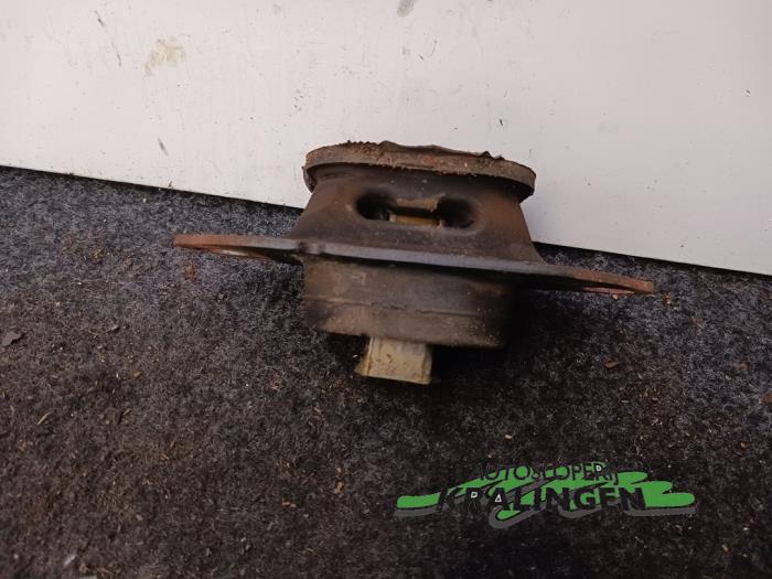 Engine mount from a Renault Clio IV Estate/Grandtour (7R) 1.5 Energy dCi 90 FAP 2015