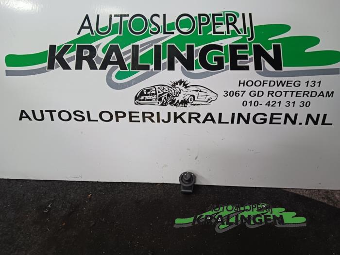 Używane Przelacznik lusterka Renault Clio IV Estate/Grandtour (7R) 1.5 Energy dCi 90 FAP Cena € 25,00 Procedura marży oferowane przez Autosloperij Kralingen B.V.