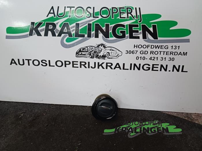 Begagnade Luftmunstycke, instrumentbräda Renault Clio IV Estate/Grandtour (7R) 1.5 Energy dCi 90 FAP Pris € 15,00 Marginaltabell erbjuds av Autosloperij Kralingen B.V.