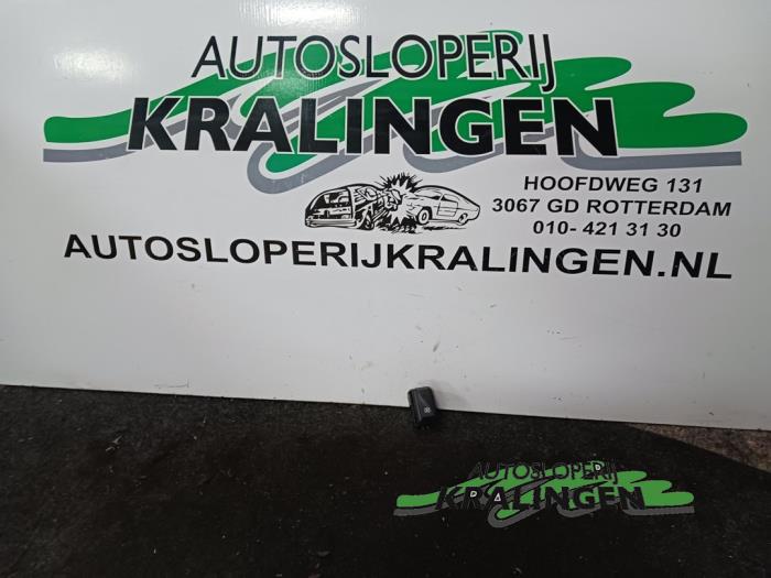 Używane Przelacznik Start/Stop Renault Clio IV Estate/Grandtour (7R) 1.5 Energy dCi 90 FAP Cena € 9,99 Procedura marży oferowane przez Autosloperij Kralingen B.V.