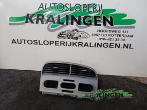 Usagé Grille aération tableau de bord Seat Toledo (5P2) 2.0 TDI 16V Prix € 40,00 Règlement à la marge proposé par Autosloperij Kralingen B.V.