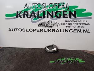 Używane Uchwyt reczny Opel Agila (A) 1.2 16V Twin Port Cena € 10,00 Procedura marży oferowane przez Autosloperij Kralingen B.V.