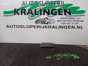 Używane Uchwyt reczny Opel Agila (A) 1.2 16V Twin Port Cena € 30,00 Procedura marży oferowane przez Autosloperij Kralingen B.V.