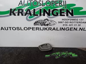 Używane Uchwyt reczny Opel Agila (A) 1.0 12V Twin Port Cena € 10,00 Procedura marży oferowane przez Autosloperij Kralingen B.V.
