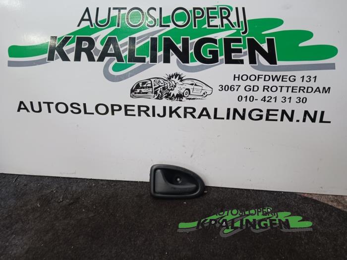 Begagnade Handtag Opel Vivaro 1.9 DTI 16V Pris € 9,99 Marginaltabell erbjuds av Autosloperij Kralingen B.V.