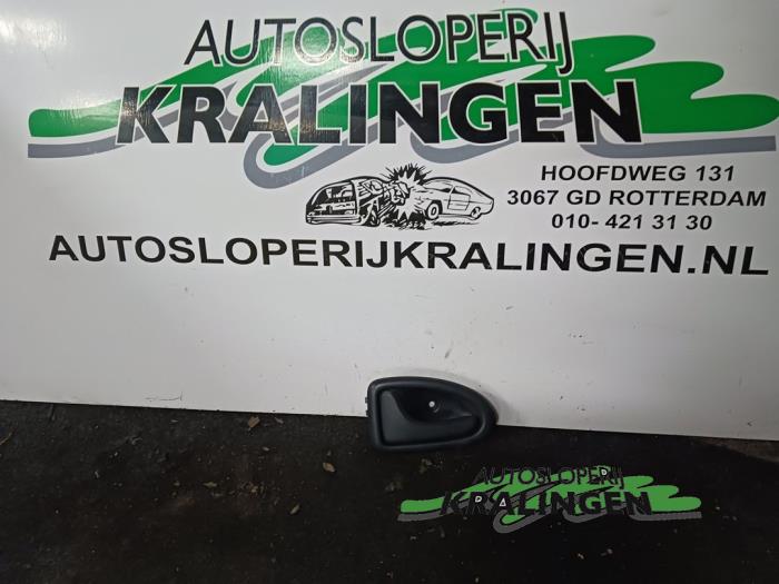Begagnade Handtag Renault Clio II (BB/CB) 1.4 16V Pris € 9,99 Marginaltabell erbjuds av Autosloperij Kralingen B.V.