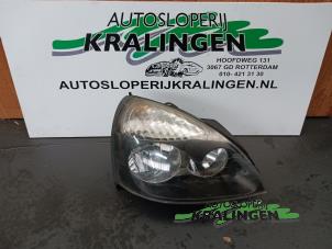 Używane Reflektor prawy Renault Clio II (BB/CB) 1.4 16V Cena na żądanie oferowane przez Autosloperij Kralingen B.V.