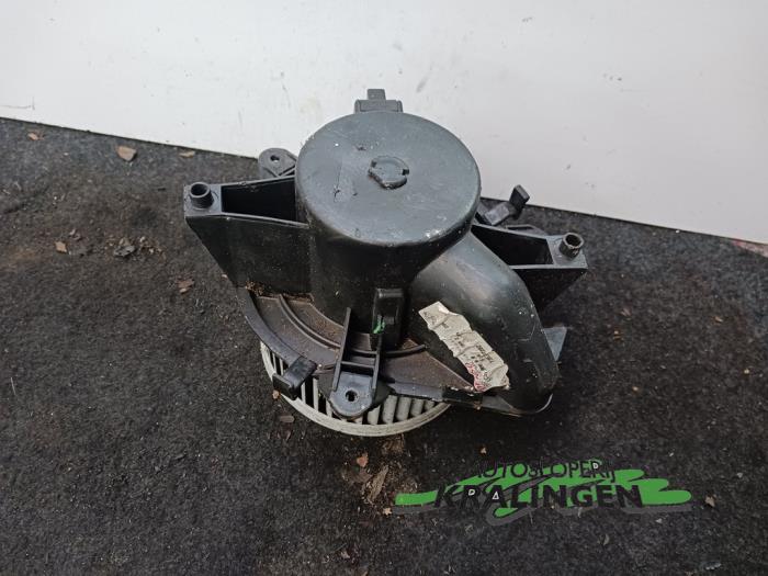 Heating and ventilation fan motor from a Fiat Punto II (188) 1.2 60 S 2001