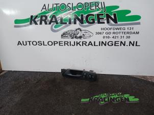 Usagé Poignée Volkswagen Caddy III (2KA,2KH,2CA,2CH) 2.0 SDI Prix € 25,00 Règlement à la marge proposé par Autosloperij Kralingen B.V.