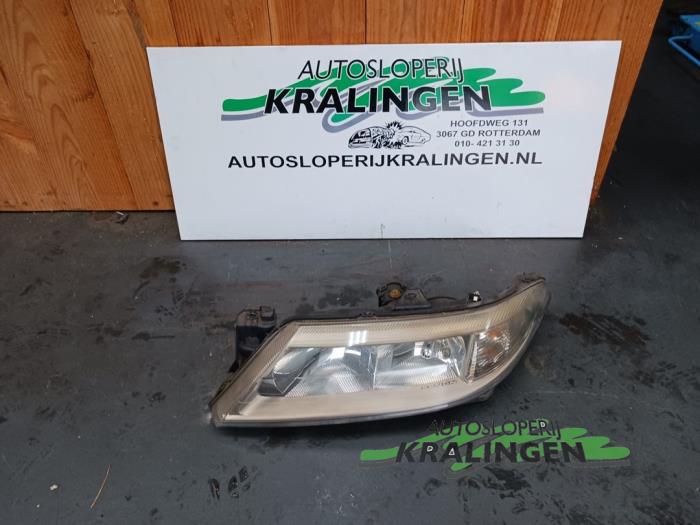 Używane Reflektor lewy Renault Laguna II Grandtour (KG) 2.0 16V IDE Cena € 49,99 Procedura marży oferowane przez Autosloperij Kralingen B.V.