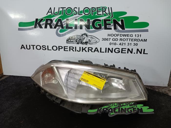Używane Reflektor prawy Renault Megane II (BM/CM) 1.6 16V Cena € 24,99 Procedura marży oferowane przez Autosloperij Kralingen B.V.