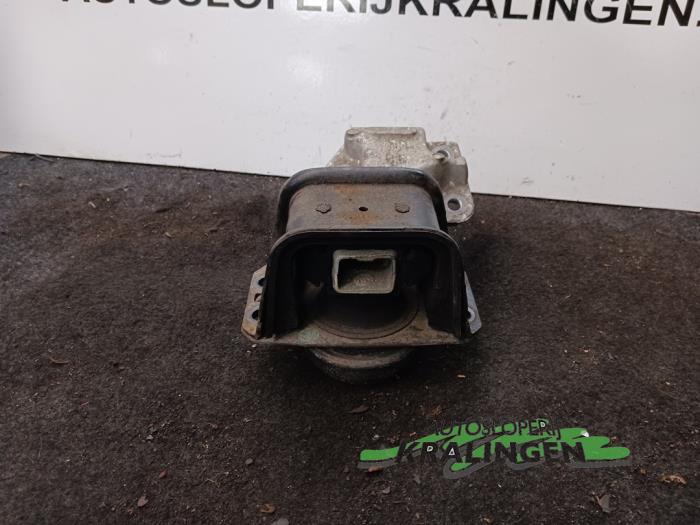 Engine mount from a Peugeot 307 CC (3B) 1.6 16V 2005