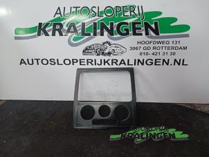 Używane Rama radia Volkswagen Caddy III (2KA,2KH,2CA,2CH) 2.0 SDI Cena € 20,00 Procedura marży oferowane przez Autosloperij Kralingen B.V.