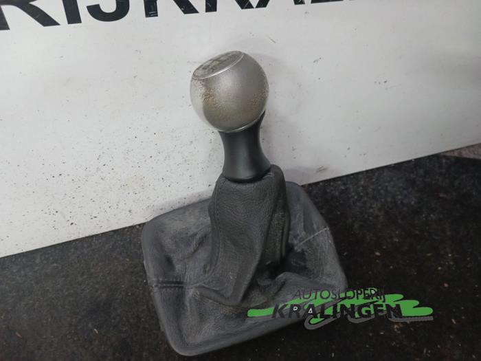 Gear stick cover from a Peugeot 206 (2A/C/H/J/S) 1.4 16V 2005