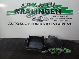 Usagé Boîte à fusibles Renault Clio III (BR/CR) 1.4 16V Prix € 20,00 Règlement à la marge proposé par Autosloperij Kralingen B.V.