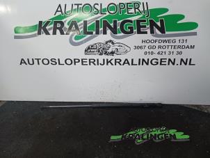 Usados Juego de amortiguadores de gas del portón trasero Toyota Aygo (B10) 1.0 12V VVT-i Precio € 20,00 Norma de margen ofrecido por Autosloperij Kralingen B.V.