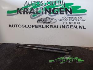 Używane Zestaw amortyzatorów gazowych tylnej klapy Kia Rio III (UB) 1.2 CVVT 16V Cena € 25,00 Procedura marży oferowane przez Autosloperij Kralingen B.V.