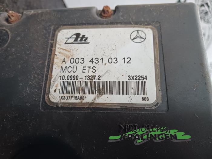 Pompe ABS d'un Mercedes-Benz CLK (W208) 2.0 200 16V 1997