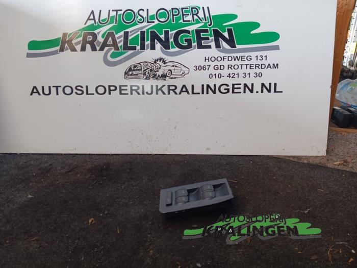 Usados Interruptor de ventanilla eléctrica Audi A6 Avant (C5) 1.9 TDI 130 Precio € 25,00 Norma de margen ofrecido por Autosloperij Kralingen B.V.