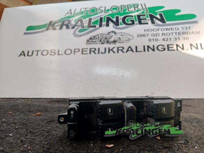 Usados Interruptor de ventanilla eléctrica Seat Leon (1M1) 1.6 16V Precio € 9,99 Norma de margen ofrecido por Autosloperij Kralingen B.V.
