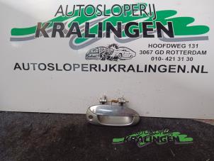 Gebrauchte Handgriff Kia Carens II (FJ) 1.8i 16V Preis € 40,00 Margenregelung angeboten von Autosloperij Kralingen B.V.