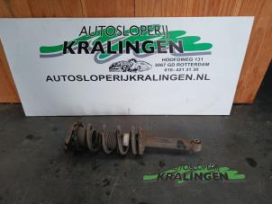 Używane Amortyzator prawy tyl Nissan Almera Tino (V10M) 1.8 16V Cena na żądanie oferowane przez Autosloperij Kralingen B.V.