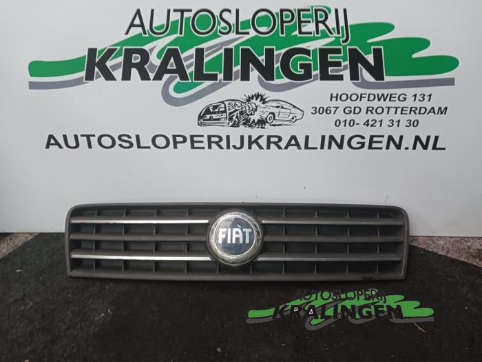 Używane Grill Fiat Punto II (188) 1.2 60 S Cena € 50,00 Procedura marży oferowane przez Autosloperij Kralingen B.V.